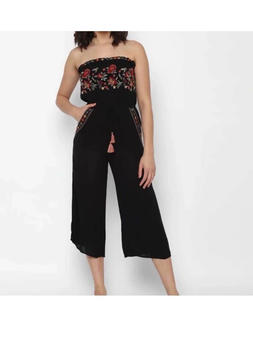American Eagle Black Strapless Capri length romper w/ Floral Embroidery Sz XS